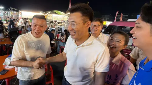 ▲江啟臣拜票時，意外捕獲民眾黨市議員江和樹。（圖／江啟臣提供，2026.09.26）