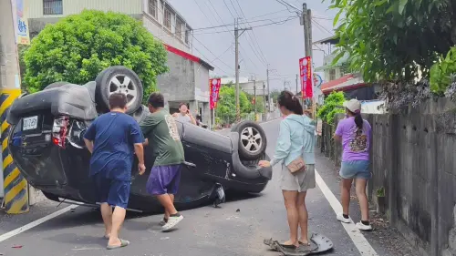 砰一聲「烏龜翻」！中秋拜票變驚險救援　前鄉長載妻拜票撞水泥柱
