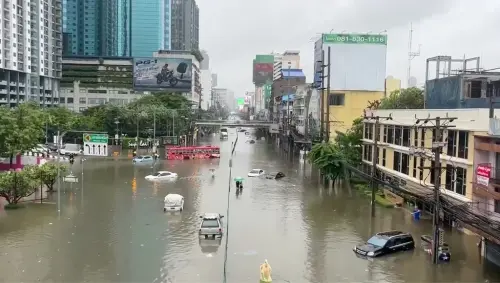 ▲泰國首都曼谷連日遭暴雨侵襲，多地淹水嚴重、交通癱瘓，城市生活機能大亂。（圖／美聯社／達志影像）