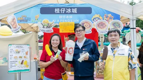 ▲陳其邁至「旗山x沖繩國際食旅祭」展區，親自手做旗山香蕉與沖繩黑糖聯名料理，並與台日店家熱情交流。（圖／翻攝畫面）