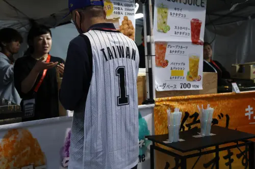 亞運現場／禁帶國旗進場？球迷穿TAIWAN球衣、毛巾：被趕出去沒差