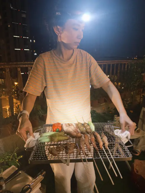 ▲Hebe頭戴探照燈跟親友烤肉，本人不但大素顏還擠出兩層下巴，相當自在。（圖／Hebe Tien IG＠hebe_tien_0330）