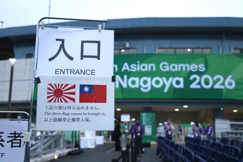 ▲亞運官方在球迷進場口貼出公告，嚴厲禁止攜帶國旗進場，引發外界關注。（圖／特派記者朱永強攝）