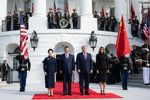 US President Donald Trump and First Lady Melania Trump welcome Chinese President Xi Jinping and his wife, Peng Liyuan (彭麗媛), upon their arrival at the White House. (Ministry of Foreign Affairs PRC)