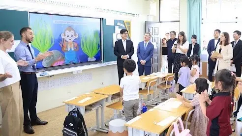 ▲陳其邁參訪高雄法國國際學校（LIFK），並走進教室參與課程，與師生互動交流。（圖／高市府教育局提供）