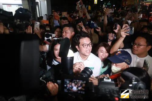 ▲沈伯洋出席中庄仔福德宮福德正神聖誕千秋晚宴，支持者擠爆現場。（圖／記者葉政勳攝）