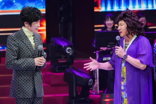 ▲洪榮宏壓軸登場獻唱多首經典，與胡瓜合演〈媽媽歌星〉歌中劇，胡瓜在演出中狂換假髮，先扮王仁甫、再反串「洪媽媽」，一人分飾多角。（圖／萬星傳播提供）