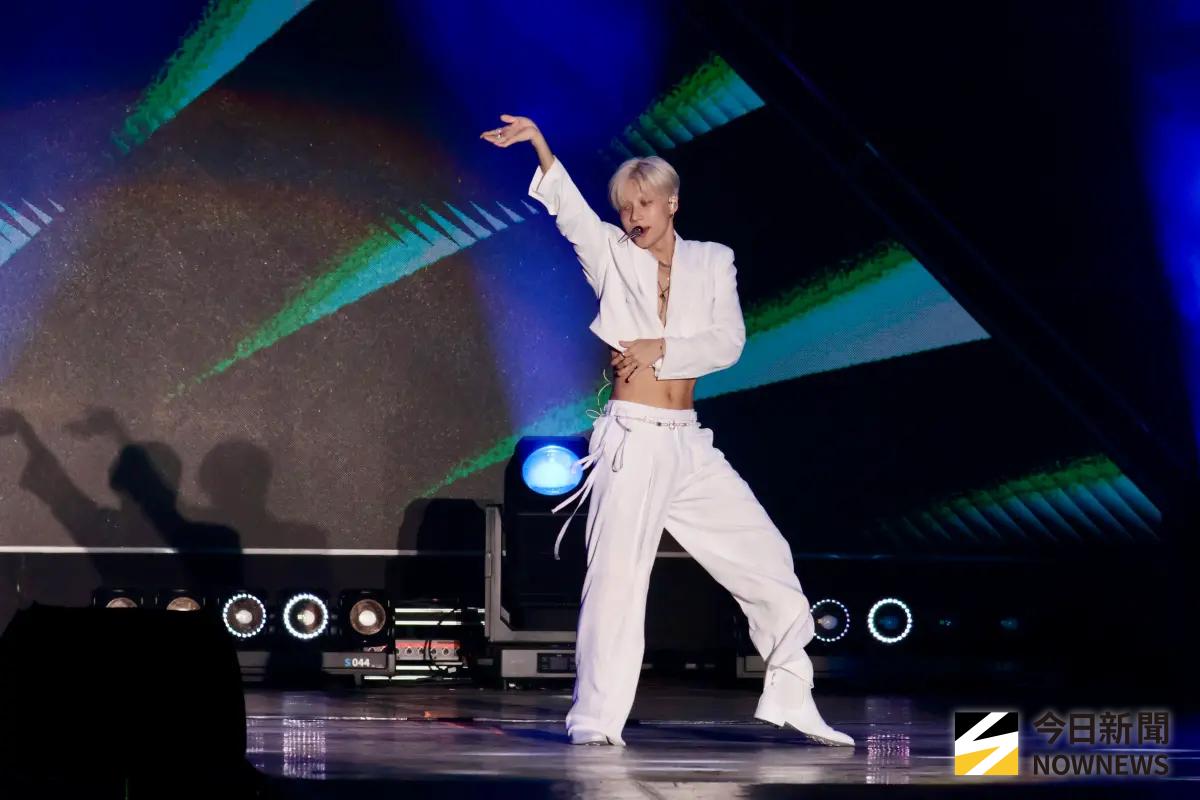 ▲SHINee泰民是《KRAZY Music Festival Taipei 2026》壓軸表演嘉賓，他表演時大方放送腹肌，帥翻台下上千名粉絲。（圖／記者嚴俊強攝）