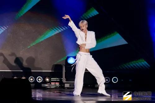 直擊SHINee泰民河濱公園曬冰塊腹肌　「白髮白眉白睫毛」模樣震撼