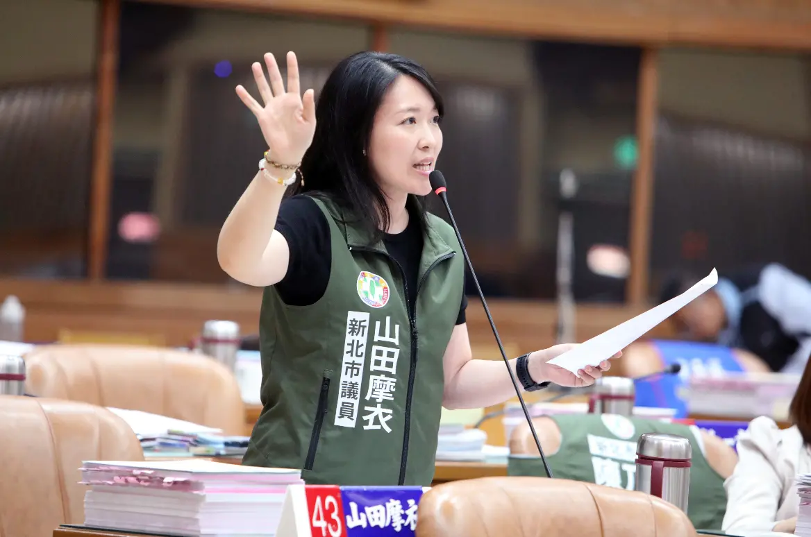 ▲蔣萬安遭控立院學歷悄修改，殷瑋則是怪罪前院長游錫堃，對此山田摩衣批評10年都不更正是什麼心態。（圖／山田摩衣競辦提供）