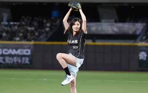 55歲蘇慧倫熱褲開衩到腿根！開球動作惹全場暴動：根本還是少女
