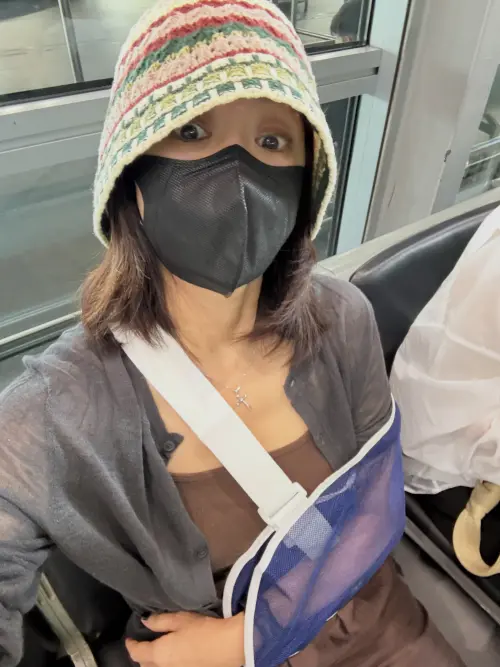 ▲賈靜雯旅行發生小插曲，手肘滑囊炎導致必須吊著手臂。（圖／賈靜雯IG@alyssachia）