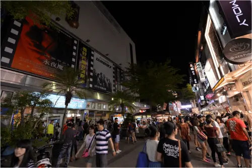 ▲高雄新崛江商圈過去是南台灣最具代表性的年輕人潮流商圈，並有「高雄西門町」稱號。（圖／高雄旅遊網）