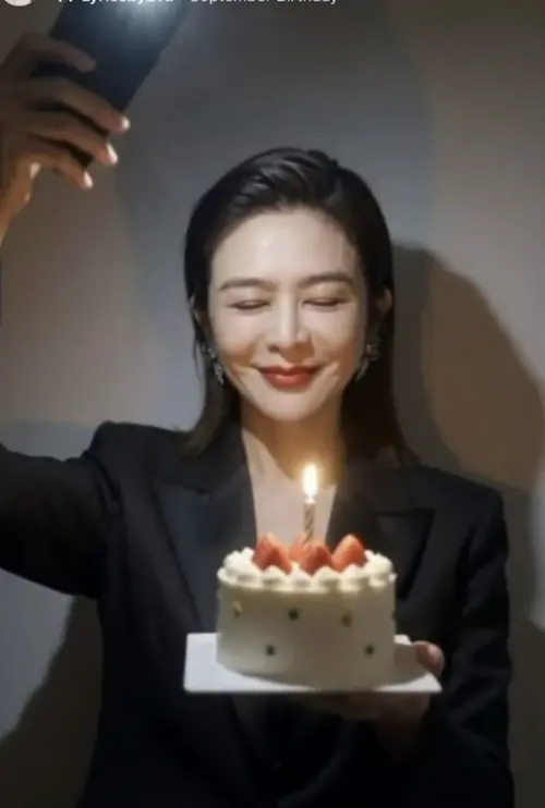 ▲關之琳慶祝64歲生日，完全看不出年齡。（圖／翻攝自IG@rosamundkwan）