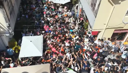 ▲何欣純、沈伯洋今在台中合體，支持者塞爆審計新村。（圖／何欣純直播）