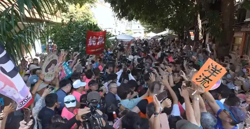 ▲何欣純、沈伯洋今在台中合體，吸引支持者追逐。（圖／何欣純直播）