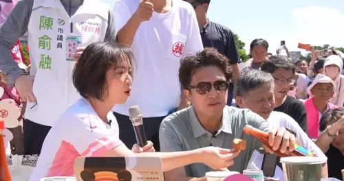 赴市民廣場野餐！沈伯洋狂嗑台中小吃　吃雞蛋糕也要加東泉辣椒