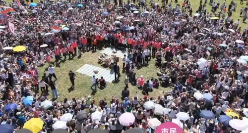▲沈伯洋、何欣純在市民廣場野餐。（圖／何欣純直播）