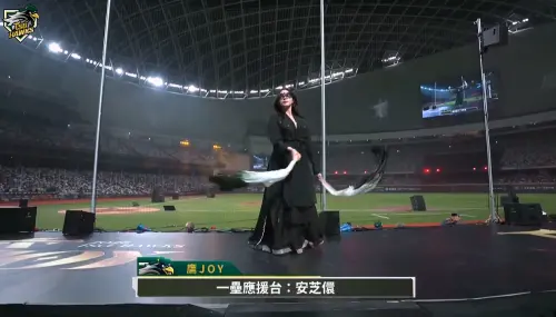 ▲安芝儇一開始上台還穿著薄紗外套，帶來飄扇舞蹈表演。（圖／翻攝自台鋼雄鷹 TSG HAWKS YouTube）