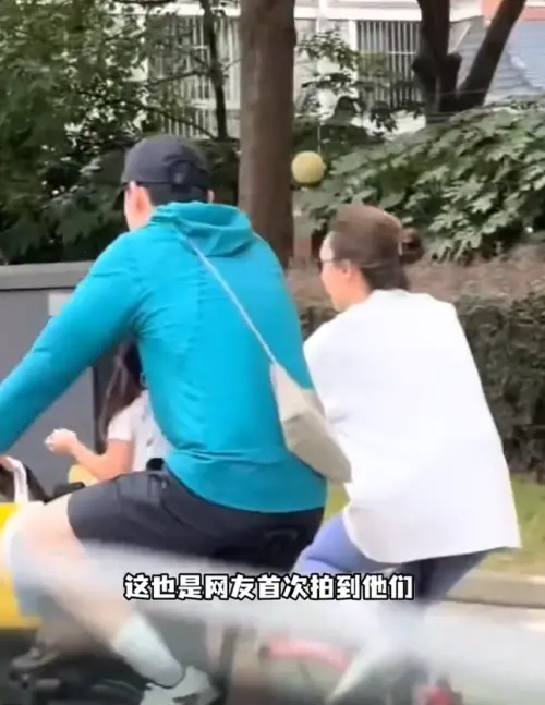 ▲胡歌騎腳踏車載著3歲女兒出門兜風，老婆黃曦寧也騎腳踏車跟在一旁。（圖／翻攝自微博＠池和非魚）