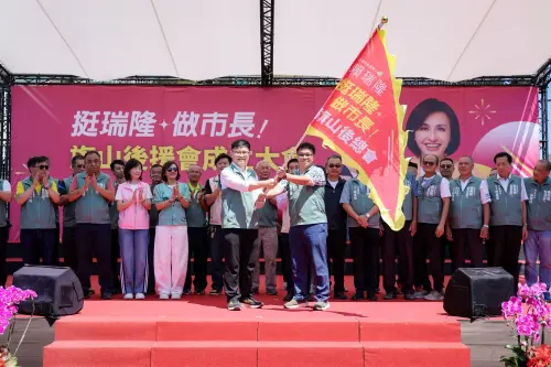 ▲ 高雄市長候選人賴瑞隆「旗山後援會暨大旗美地區後援會」今（27）日正式成立，並授旗予後援會會長蔡仕朋。（圖／翻攝畫面）