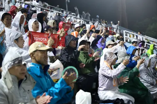 ▲岡崎市當地民眾呼朋引伴、一家人穿著拖鞋、便衣甚至浴衣來看球，人手一杯啤酒，在大雨中恣意享受野球帶來的美好時光。（圖／特派記者朱永強攝）