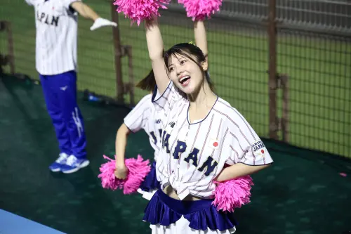 ▲日本啦啦隊在大雨中熱情應援。（圖／特派記者朱永強攝）