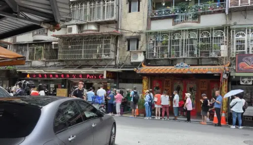 小潘蛋糕坊排4小時才買到！超商有現貨卻沒人搶？內行曝關鍵差異