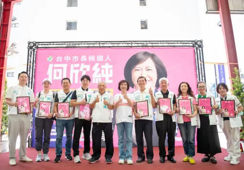 ▲何欣純今舉行台中市信賴之友百工百業協會後援會授證活動。（圖／何欣純辦公室提供）