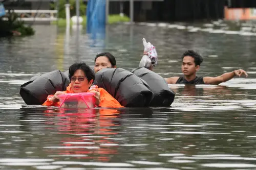 曼谷暴雨水淹30小時！數千民眾躲避難所　多家航空宣布免費改票