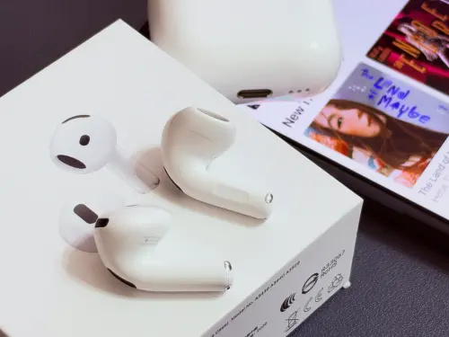 ▲AirPods 5延續開放式設計，售價4490元起，這一代兩種版本都直接加入主動式降噪（ANC），成為升級重點。（圖／記者周淑萍攝）