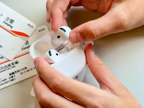 ▲AirPods 5不用將矽膠耳塞塞入耳道，長時間佩戴少了耳道堵塞的悶脹感，對不習慣入耳式耳機的使用者是一大優勢。（圖／記者周淑萍攝）
