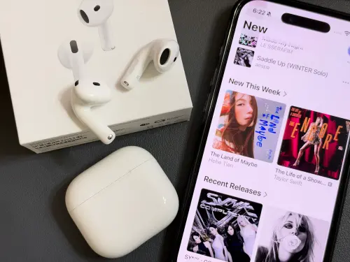 ▲AirPods 5搭配iPhone使用，除了主動式降噪，也支援適應性音訊、通透模式與個人化空間音訊，日常聽音樂功能更加完整。（圖／記者周淑萍攝）