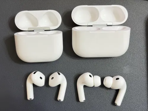 ▲AirPods 5（左）與AirPods Pro 3（右）最大差別之一就是佩戴方式，前者採開放式設計，後者則利用矽膠耳塞密合耳道，降噪更強但佩戴感受也不同。（圖／記者周淑萍攝）