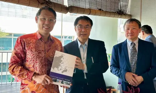▲ 台南市長黃偉哲發送臺南投資招商手冊給與會業者。（圖／南市府提供）