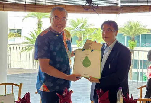 ▲ 台南市長黃偉哲於交流會中贈禮推廣臺南物產。（圖／南市府提供）
