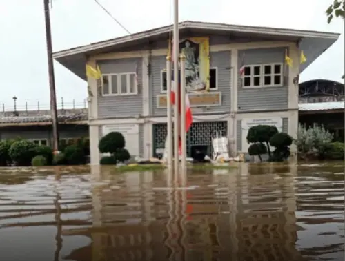 泰國罕見暴雨！水淹1.5公尺幾近滅頂　監獄350名囚犯受困