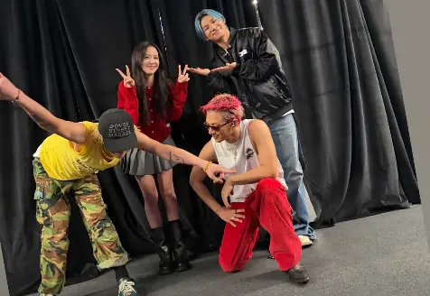▲YG家族驚喜合體，Jisoo今（27）日在IG曬出跟BIGBANG的合照，讓粉絲笑喊：「瞬間變小妹妹」。左起：GD、Jisoo、太陽、大聲。（圖／翻攝自Jisoo IG@sooyaaa__）