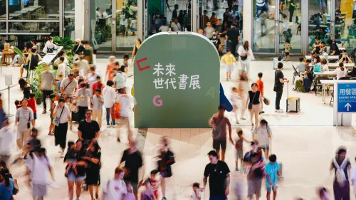▲ 「未來世代書展」散場時人潮絡繹不絕，大小朋友帶著閱讀與探索的收穫，為一天的藝文旅程留下熱鬧剪影。（圖／高市府文化局提供）