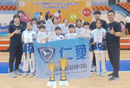 ▲台北市仁愛跆拳道館兩日摘下對打7金，拿下國小女子組對打團體冠軍。（圖／大會提供）