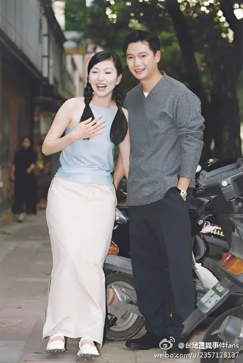 ▲張玉嬿（左）與謝祖武（右）年輕時郎才女貌，相當登對。（圖／翻攝自微博＠台灣靈異事件fans）