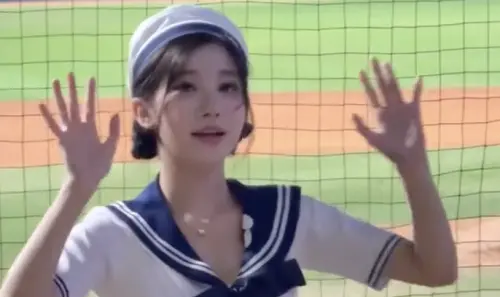 屁股蛋給大家看！李珠珢撩水手服、轉身裙底全露　粉絲氣：沒必要