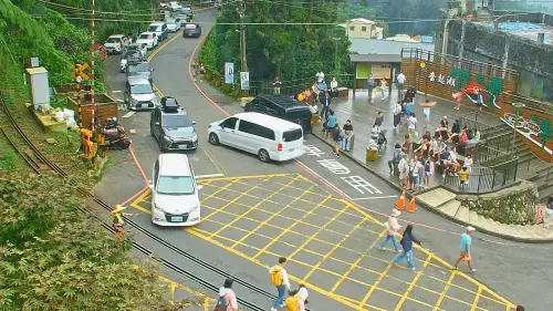 ▲中秋連假出遊車潮湧入奮起湖。（圖／交通部觀光署提供）