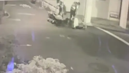 ▲ 受傷男子倒臥路旁。（圖／記者郭凱杰翻攝)