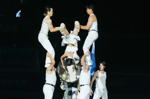 ▲潔潔倒掛敲鼓。（圖／經紀人提供）