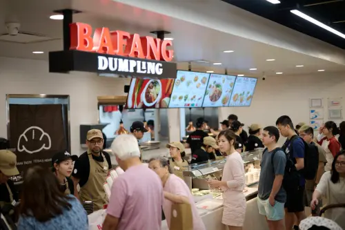 ▲八方雲集選中秋節舉辦達拉斯首店開幕前慶祝活動，鍋貼水餃牛肉麵必吃，台式香腸、貢丸湯驚豔美國。（圖／八方雲集提供）