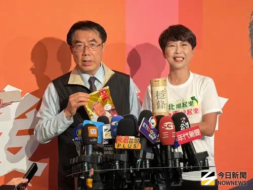▲黃偉哲、陳亭妃準備美食給沈伯洋。（圖／記者嚴俊強攝影）