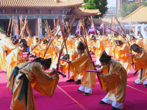 台中孔廟祭孔登場　創意「先師乖乖」成亮點