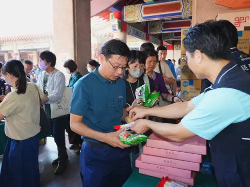 ▲民眾完成參禮後，可獲得智慧糕、壽麵及先師乖乖等特色受福品(圖／民政局提供2026.9.28)
