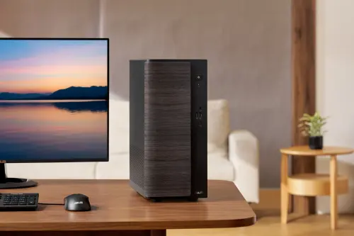 ▲ASUS V700 Mini Tower家用桌機以15L小巧機身、溫潤木紋與俐落線條，自然融入客廳、書房。（圖／華碩提供）